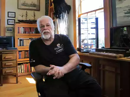Paul Watson wird nicht nach Japan ausgeliefert. (Archivbild) - Foto: Lisa Rathke/AP