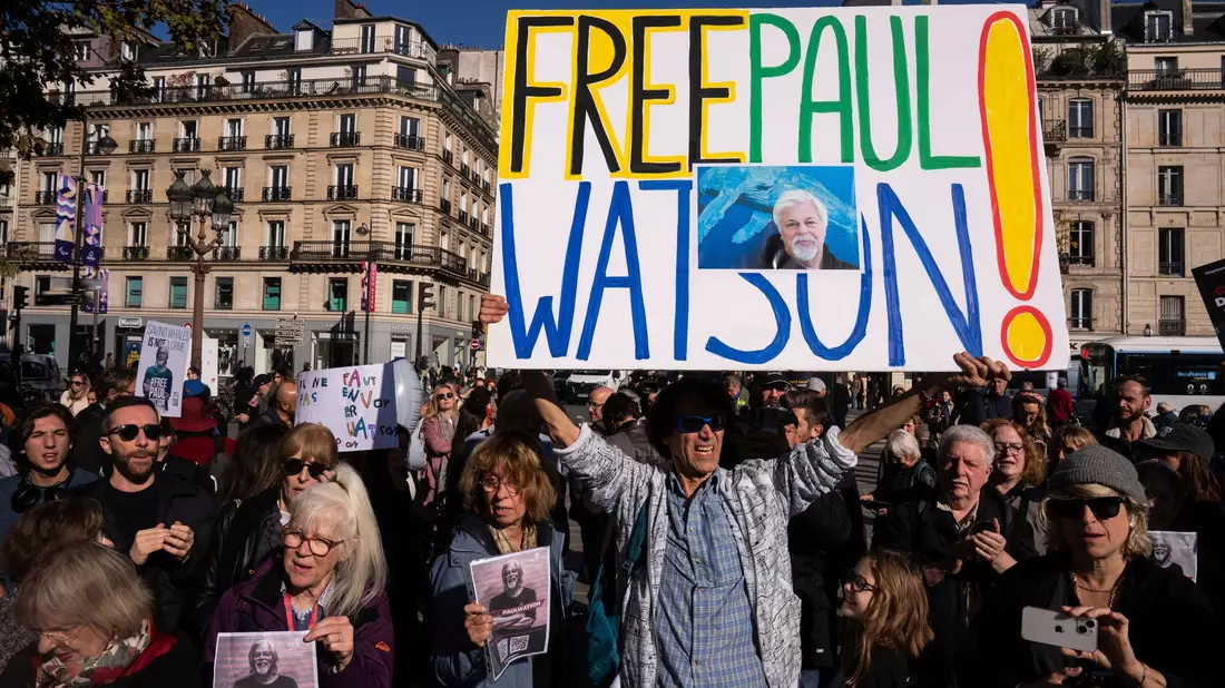 Wie hier in Paris im Oktober wurde mehrmals für Watson demonstriert. (Archivbild) - Bild: Louise Delmotte/AP