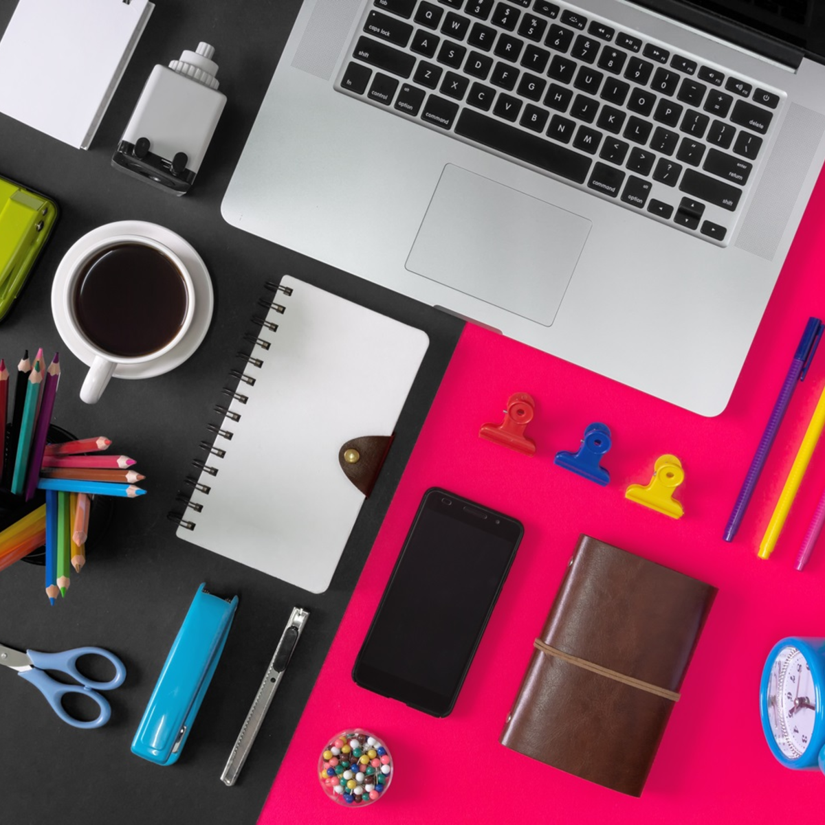 Bürobedarf variiert je nach Branche: Spezialisierte Tools optimieren Prozesse und fördern Effizienz in jedem Sektor.  - Foto: Constantine/Adobe Stock