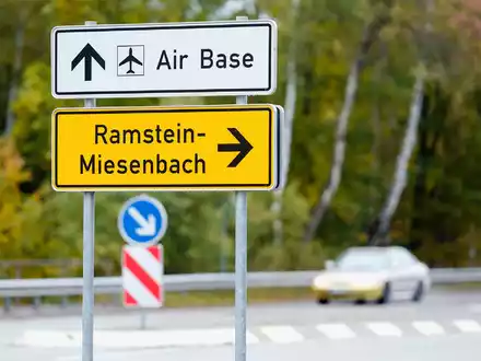 2010 informierten die amerikanischen Streitkräfte, dass auf dem Gelände der Air Base Ramstein eine Satelliten-Relais-Station zur Steuerung auch waffenfähiger Drohnen im Ausland gebaut werde. (Archivbild) - Foto: Uwe Anspach/dpa