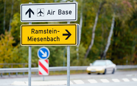 2010 informierten die amerikanischen Streitkräfte, dass auf dem Gelände der Air Base Ramstein eine Satelliten-Relais-Station zur Steuerung auch waffenfähiger Drohnen im Ausland gebaut werde. (Archivbild) - Foto: Uwe Anspach/dpa