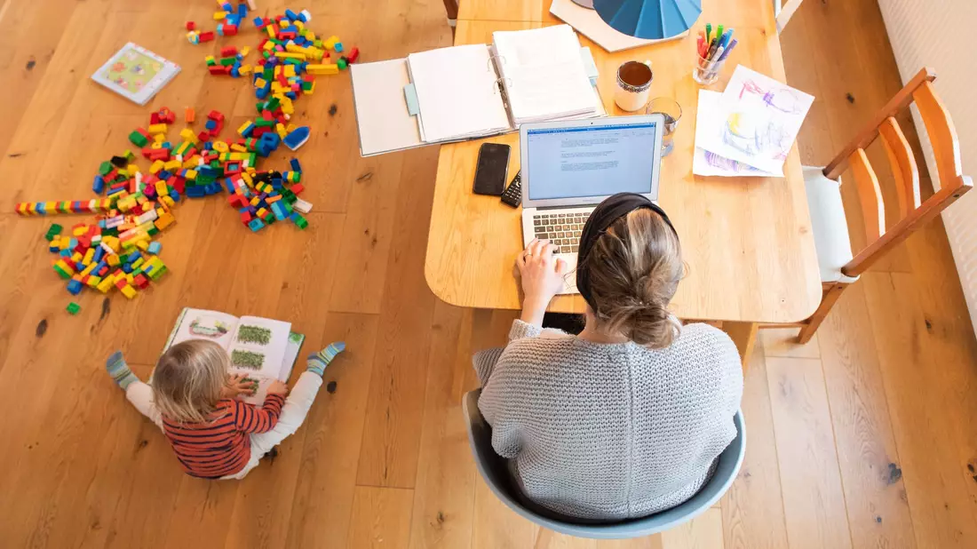 Homeoffice mit Kind - Bild: Julian Stratenschulte/dpa/dpa-tmn