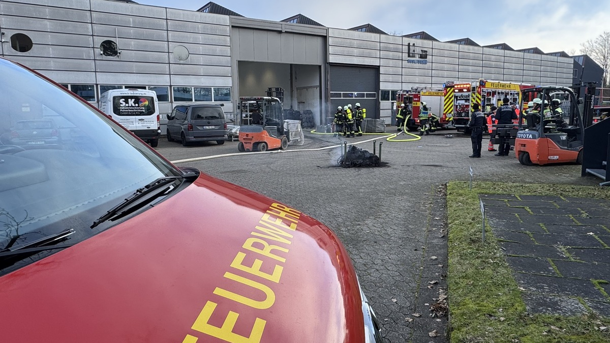 FW-OG: Industriemaschine gerät in Brand - Arbeiter durch Brandrauch bedroht. - Foto: presseportal.de
