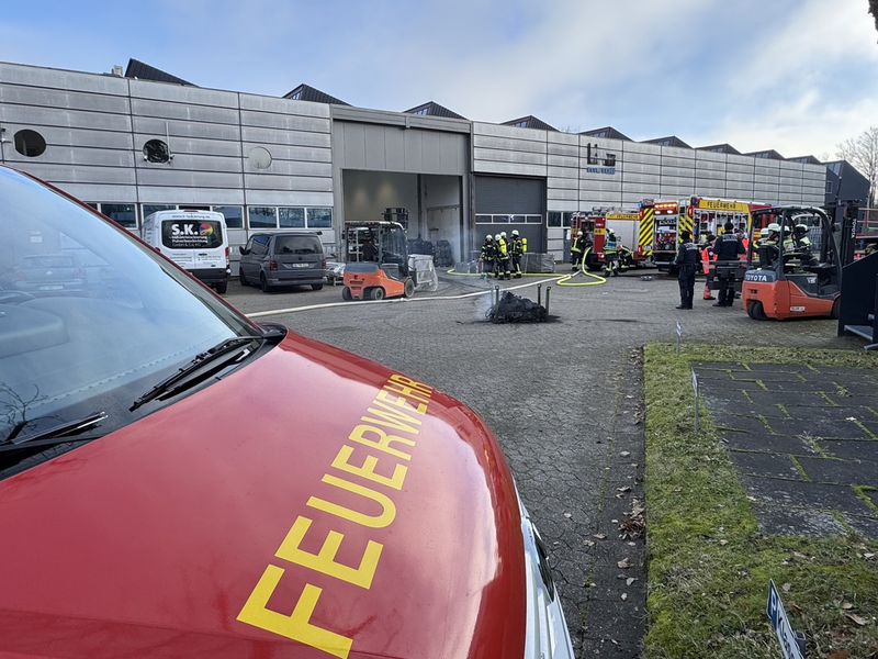 FW-OG: Industriemaschine gerät in Brand - Arbeiter durch Brandrauch bedroht. - Foto: presseportal.de
