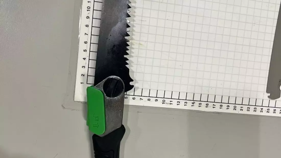 BPOL NRW: Düsseldorf Hauptbahnhof- Bundespolizisten stellen Säge sicher - Bild: presseportal.de