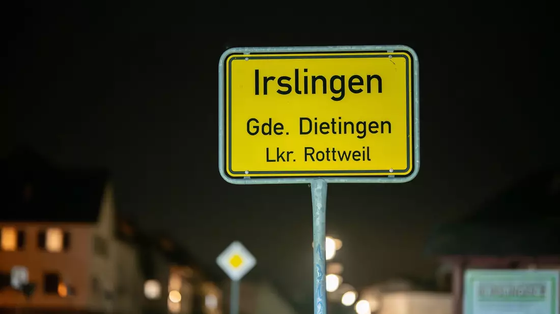 Nach dem Schuss auf ein 12 Jahre altes Kind wertet die Polizei Spuren aus. (Symbolbild) - Bild: Silas Stein/dpa