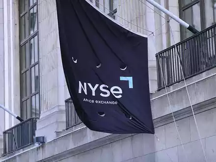 Fahne an der New York Stock Exchange (Archiv) - Foto: über dts Nachrichtenagentur