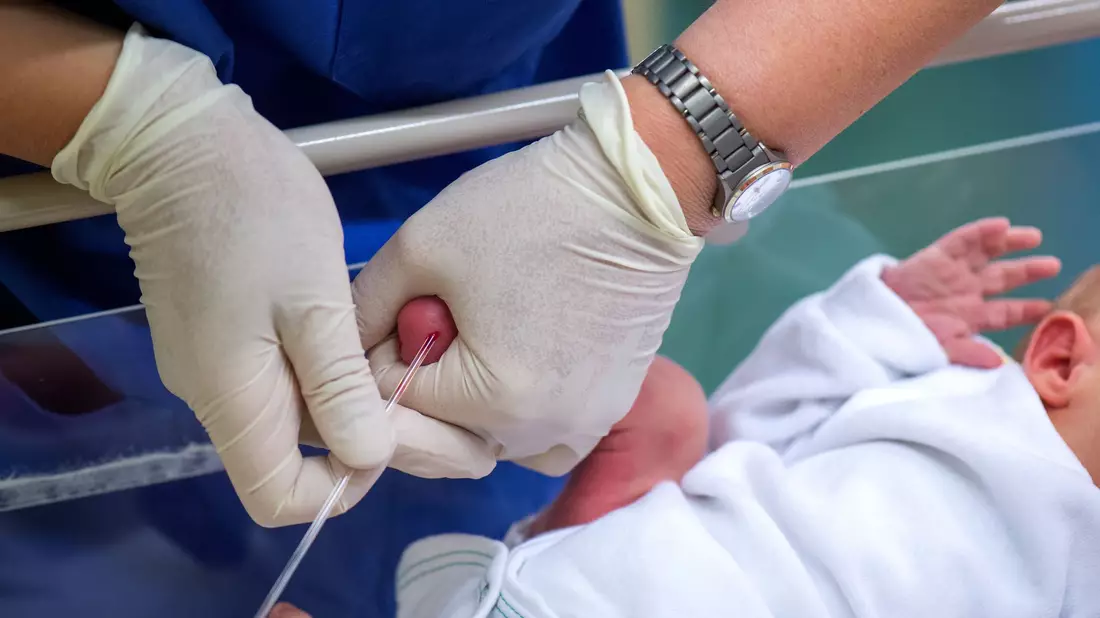  Für das Neugeborenen-Screening werden Babys ein paar Tropfen Blut entnommen, (Archivbild) - Bild: Arno Burgi/dpa-Zentralbild/dpa-tmn