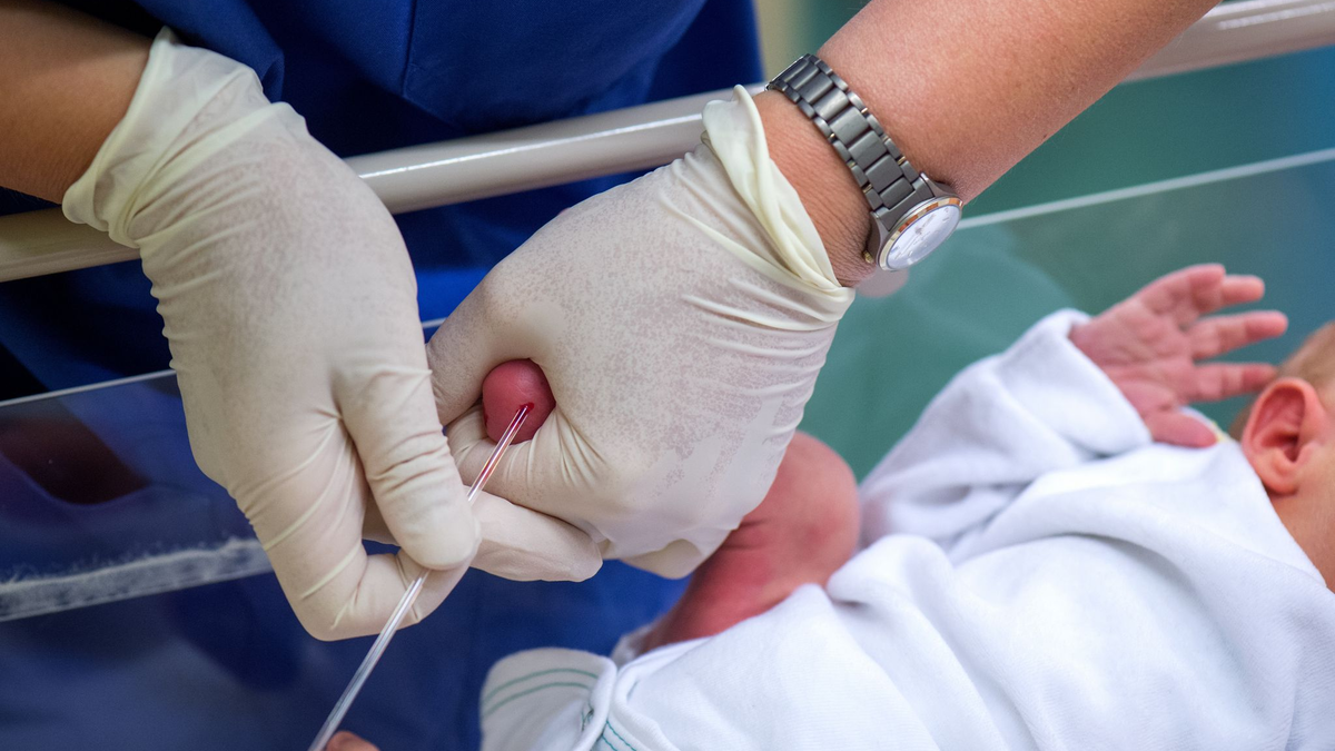  Für das Neugeborenen-Screening werden Babys ein paar Tropfen Blut entnommen, (Archivbild) - Foto: Arno Burgi/dpa-Zentralbild/dpa-tmn