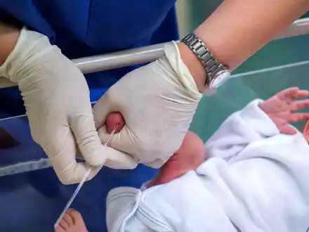  Für das Neugeborenen-Screening werden Babys ein paar Tropfen Blut entnommen, (Archivbild) - Foto: Arno Burgi/dpa-Zentralbild/dpa-tmn