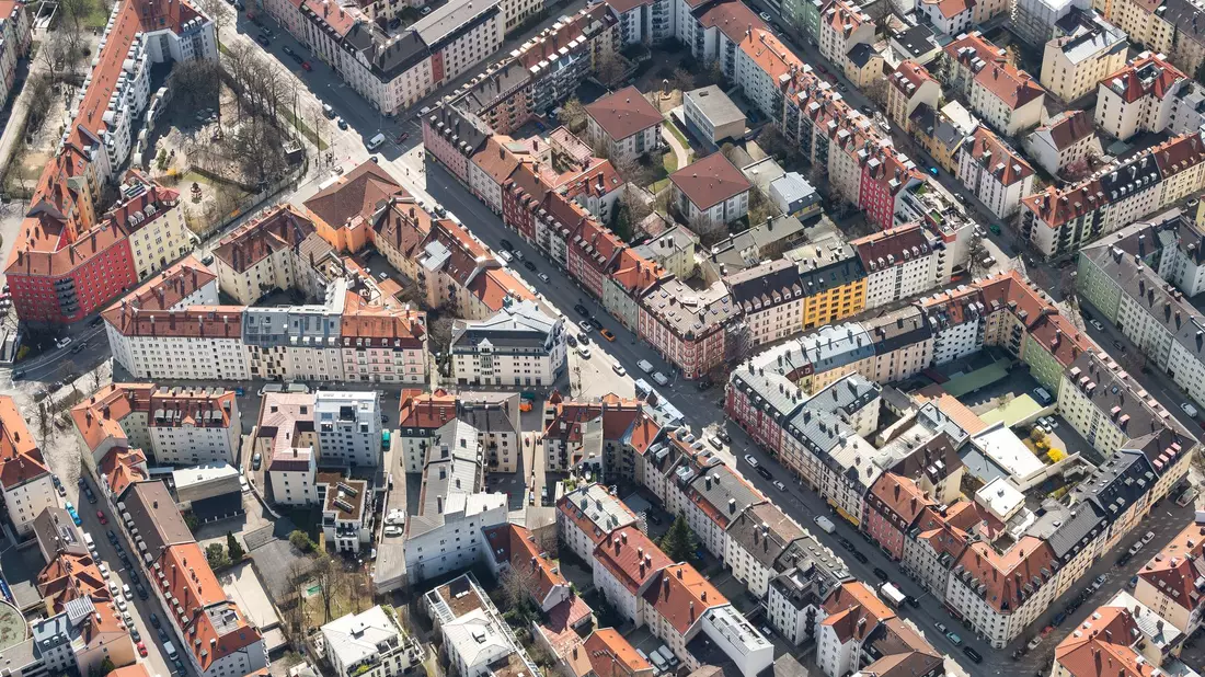 Die Immobilienpreise ziehen wieder an, in Metropolen wie hier in München bleibt die Lage angespannt. (Archivbild) - Bild: Sina Schuldt/dpa