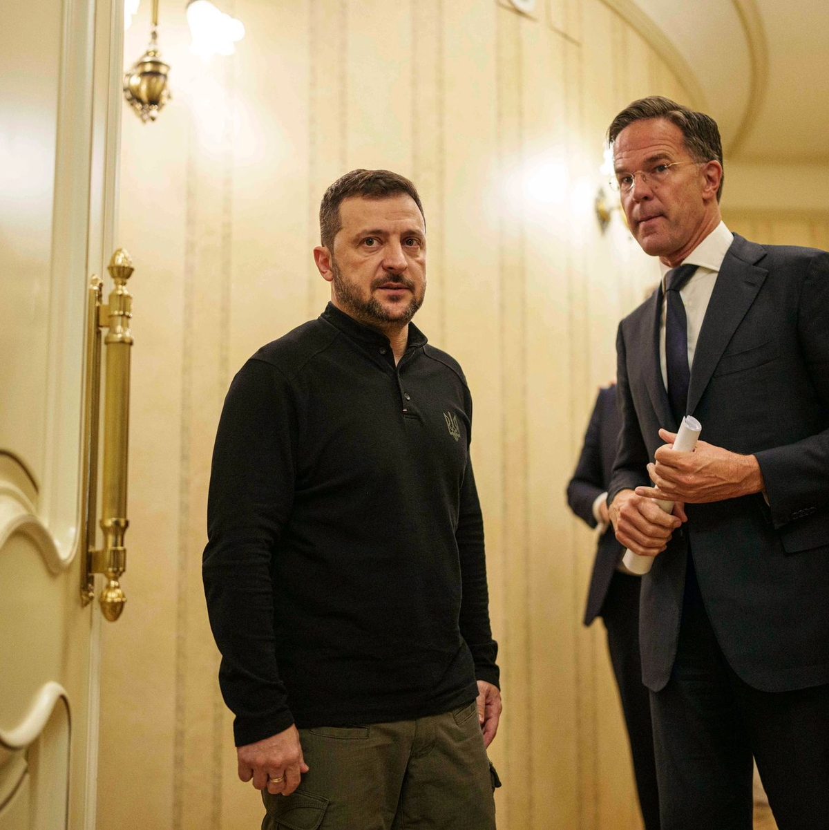 Nato-Generalsekretär Mark Rutte hat zu dem Treffen mit Selenskyj eingeladen. (Archivbild) - Foto: Evgeniy Maloletka/AP