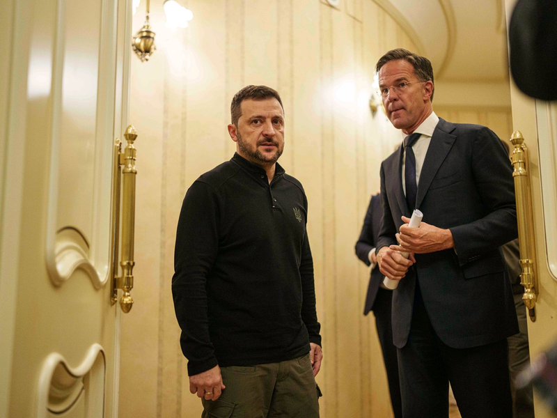 Nato-Generalsekretär Mark Rutte hat zu dem Treffen mit Selenskyj eingeladen. (Archivbild) - Foto: Evgeniy Maloletka/AP