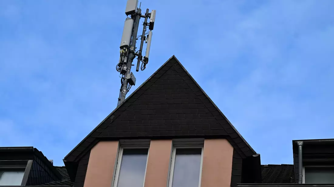 Ein Mobilfunk-Mast mit Antennen im Funkstandard 5G (quadratisch) und 4G (länglich) ist auf dem Dach eines Wohnhauses montiert. (Archivbild) - Bild: Wolf von Dewitz/dpa