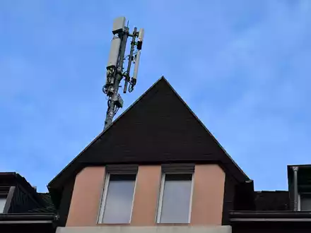 Ein Mobilfunk-Mast mit Antennen im Funkstandard 5G (quadratisch) und 4G (länglich) ist auf dem Dach eines Wohnhauses montiert. (Archivbild) - Foto: Wolf von Dewitz/dpa