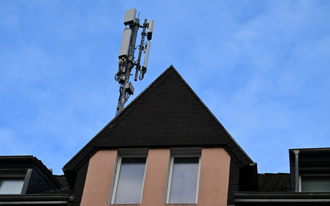 Ein Mobilfunk-Mast mit Antennen im Funkstandard 5G (quadratisch) und 4G (länglich) ist auf dem Dach eines Wohnhauses montiert. (Archivbild) - Foto: Wolf von Dewitz/dpa