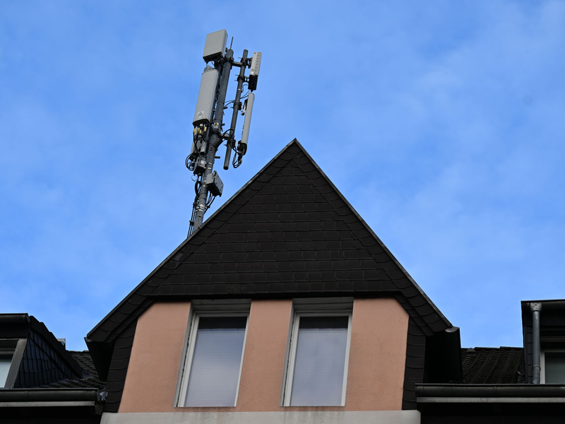 Mobilfunk-Antennen auf einem Düsseldorfer Wohnhaus - auch hier dürfte der Datenverkehr gestiegen sein. - Foto: Wolf von Dewitz/dpa