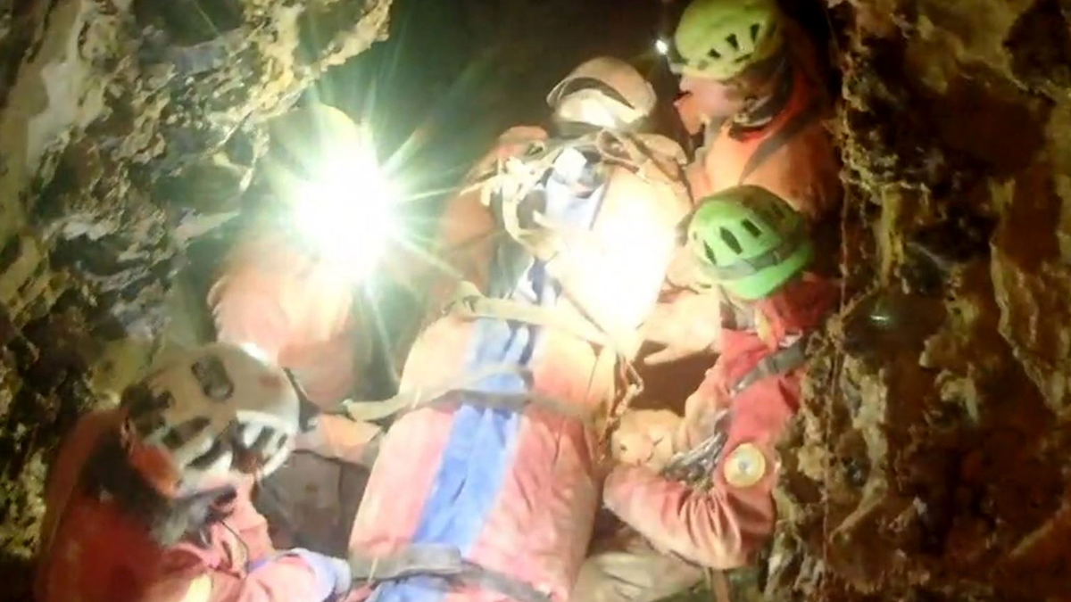 Auf einer Trage musste die verunglückte Forscherin durch die engen Höhlengänge getragen werden. - Foto: -/Italienische Bergrettung/dpa