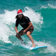 Surfende Santas gehören in Australien zu Weihnachten dazu. (Archivbild) - Foto: Rick Rycroft/AP/dpa