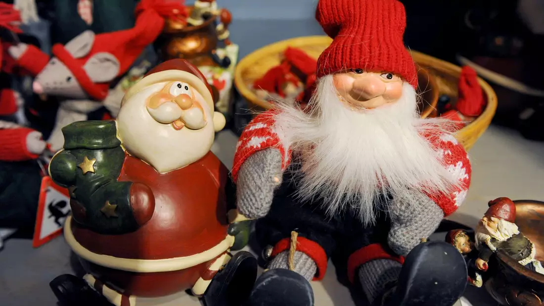 Der Wichtel Nisse (rechts) wünscht sich an Heiligabend Haferbrei. (Archivbild) - Bild: picture alliance / dpa