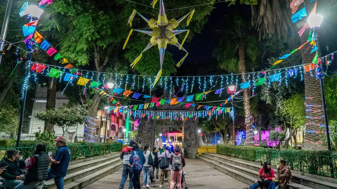 Die prall gefüllten Piñatas sind oft leuchtend bunt. - Bild: Jair Cabrera Torres/dpa