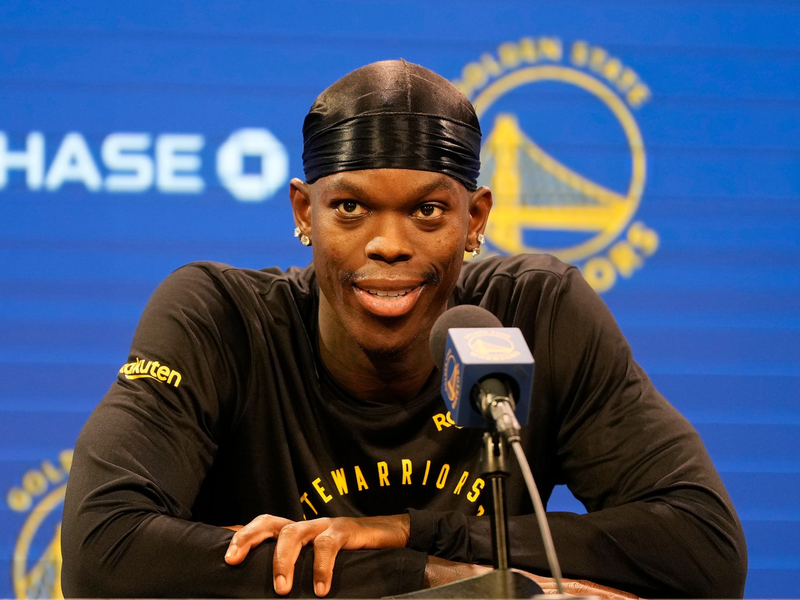 Dennis Schröders Sohn lockerte die Stimmung nach dem ersten Wechsel-Schreck auf. - Foto: Jeff Chiu/AP/dpa