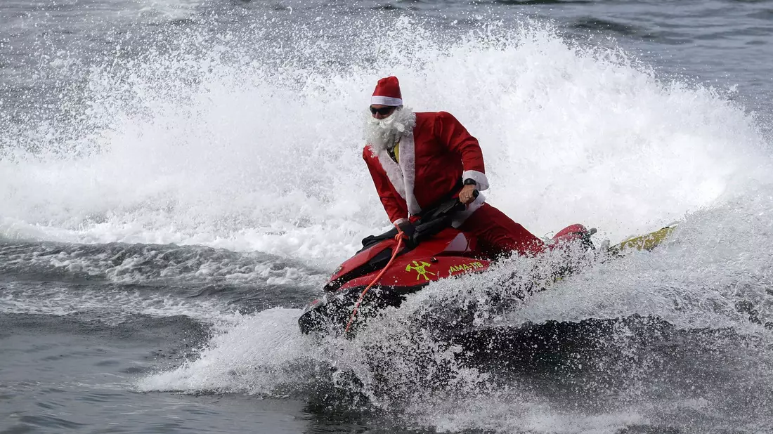 Für die Kinder gab es Geschenke vom Jetski aus. - Bild: Bruna Prado/AP Photo/dpa