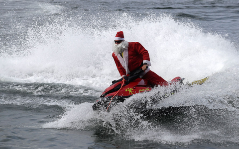 Für die Kinder gab es Geschenke vom Jetski aus. - Foto: Bruna Prado/AP Photo/dpa
