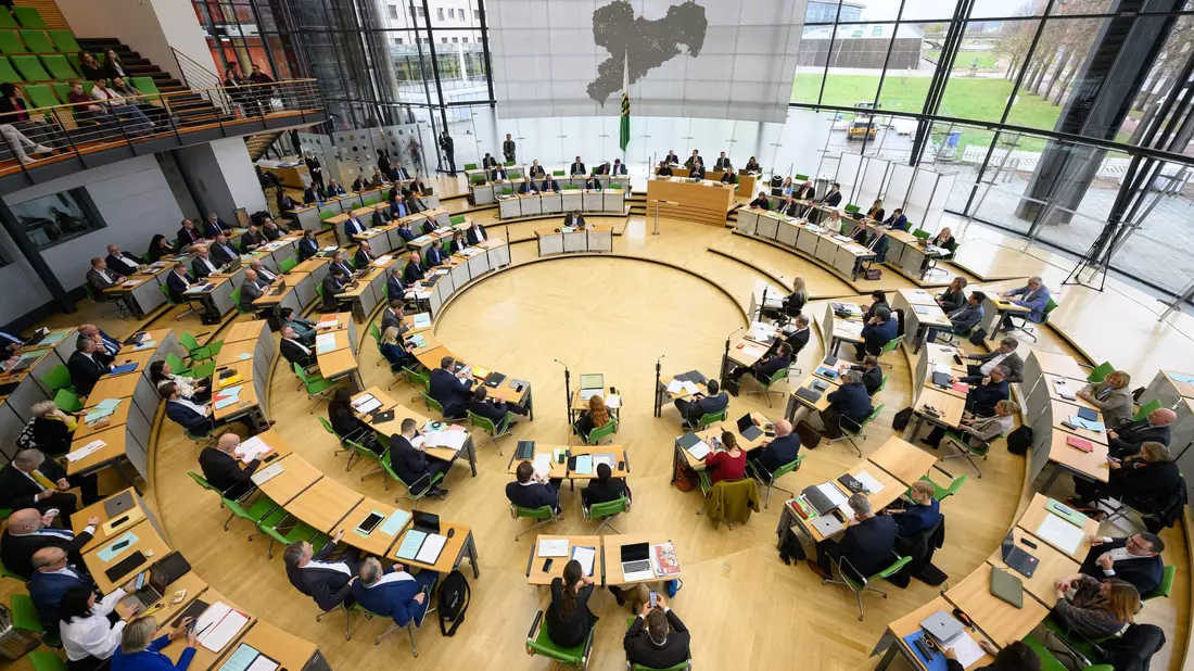 Im Landtag hat die Sitzung zur Wahl des sächsischen Ministerpräsidenten begonnen. (Archivbild) - Bild: Robert Michael/dpa