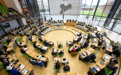 Im Landtag hat die Sitzung zur Wahl des sächsischen Ministerpräsidenten begonnen. (Archivbild) - Foto: Robert Michael/dpa