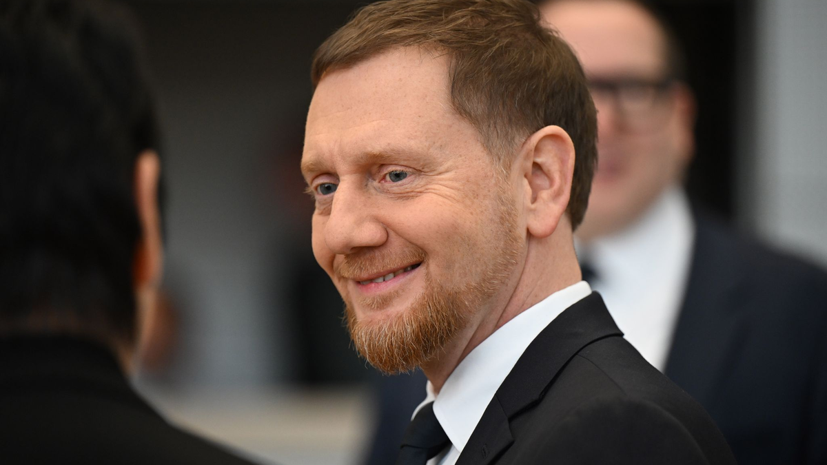 Michael Kretschmer behält als neuer Ministerpräsident seinen alten Platz im Landtag.  - Foto: Robert Michael/dpa