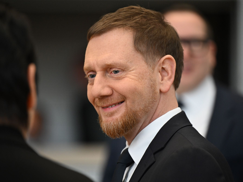 Michael Kretschmer behält als neuer Ministerpräsident seinen alten Platz im Landtag.  - Foto: Robert Michael/dpa
