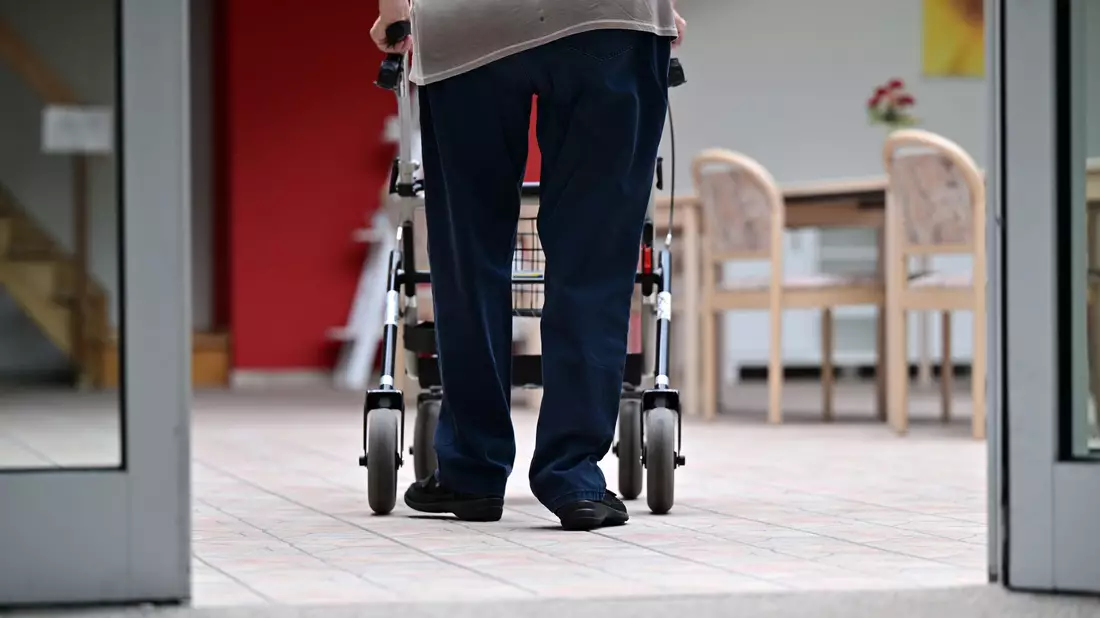 14 Prozent der Pflegebedürftigen werden vollstationär im Pflegeheim versorgt. (Symbolbild) - Bild: Martin Schutt/dpa