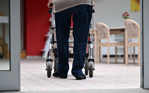 14 Prozent der Pflegebedürftigen werden vollstationär im Pflegeheim versorgt. (Symbolbild) - Foto: Martin Schutt/dpa