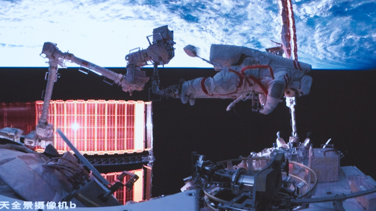 So lange war noch kein Außeneinsatz zuvor: Neun Stunden verbrachten zwei chinesische Astronauten außerhalb ihrer Raumstation.  - Foto: Li Jie/Xinhua/dpa