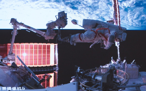 So lange war noch kein Außeneinsatz zuvor: Neun Stunden verbrachten zwei chinesische Astronauten außerhalb ihrer Raumstation.  - Foto: Li Jie/Xinhua/dpa