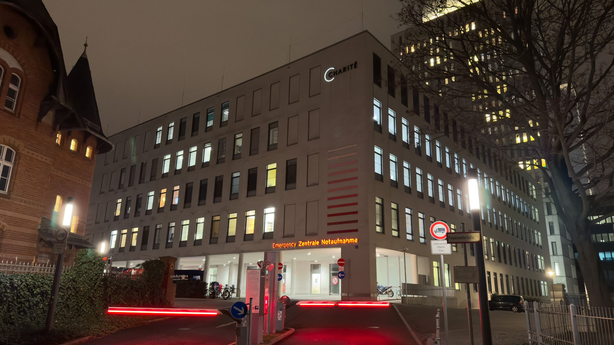 Die Frau wird nach Angaben ihres Sohnes in der Charité behandelt. - Foto: Marco Porzig/TNN/dpa