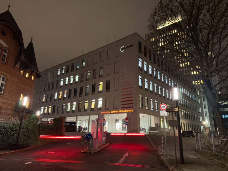 Die Frau wird nach Angaben ihres Sohnes in der Charité behandelt. - Foto: Marco Porzig/TNN/dpa