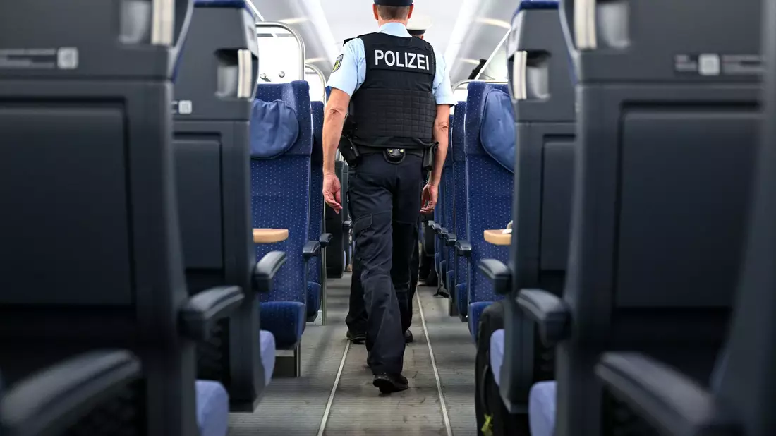 Die Bundespolizei ist immer wieder im Einsatz, wenn Fans auf Reisen gehen. - Bild: Sven Hoppe/dpa