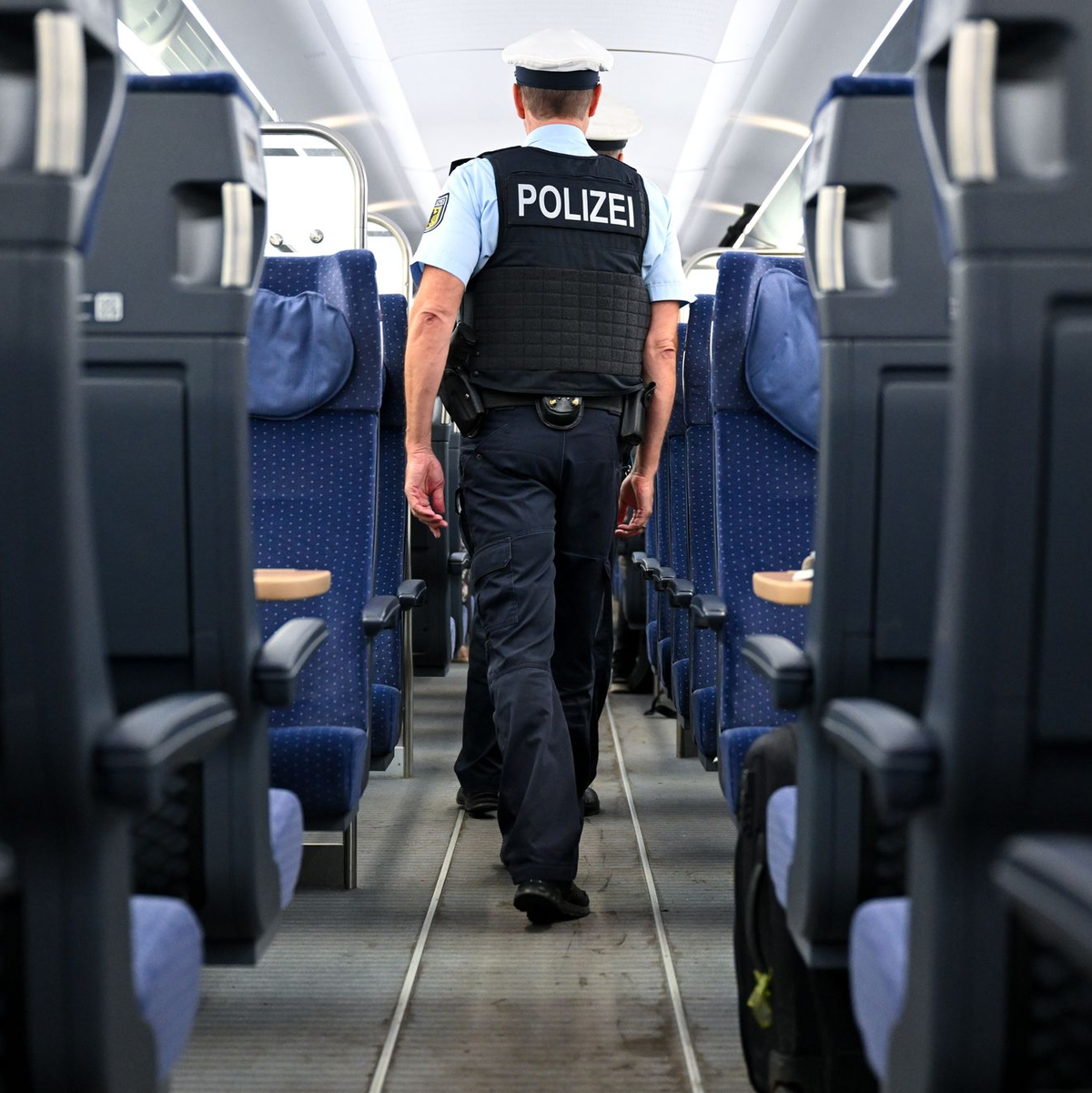 Die Bundespolizei ist immer wieder im Einsatz, wenn Fans auf Reisen gehen. - Foto: Sven Hoppe/dpa