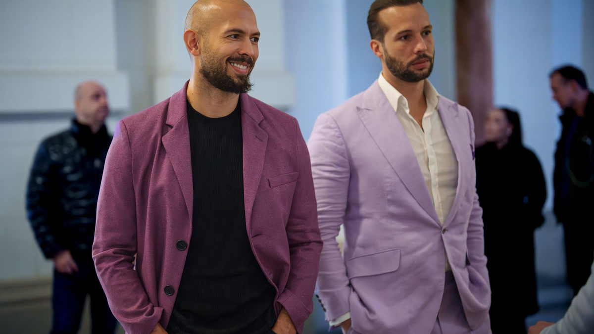 Gegen die Tate-Brüder Andrew (l.) und Tristan ist in Rumänien eine Ausreisesperre verhängt, solange dort Verfahren gegen sie laufen. (Archivbild) - Foto: Vadim Ghirda/AP