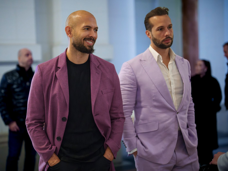 Gegen die Tate-Brüder Andrew (l.) und Tristan ist in Rumänien eine Ausreisesperre verhängt, solange dort Verfahren gegen sie laufen. (Archivbild) - Foto: Vadim Ghirda/AP