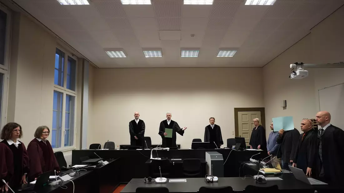Der Angeklagte hat nach Feststellung des Gerichts als Milizenchef Zivilisten in Damaskus misshandelt und zu Zwangsarbeit gezwungen. - Bild: Marcus Brandt/Pool dpa/dpa