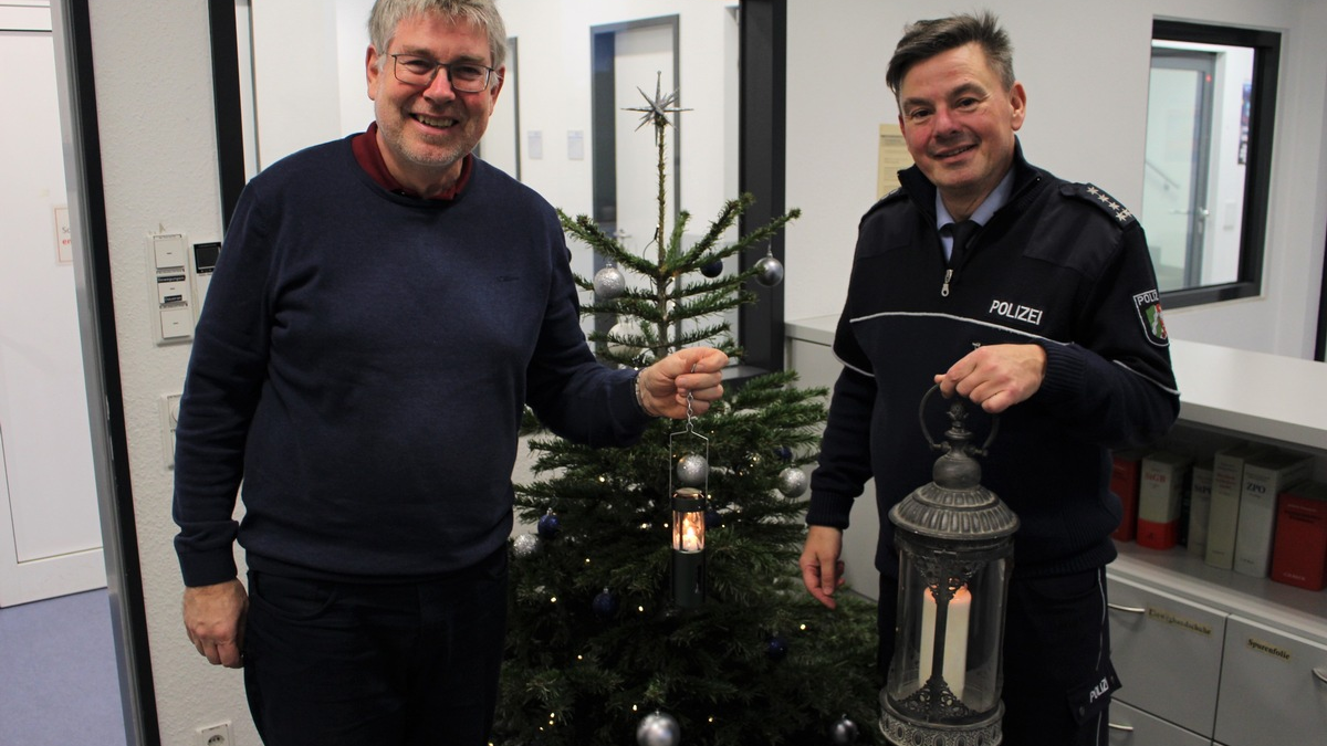 POL-RBK: Rheinisch-Bergischer Kreis - Das traditionelle Friedenslicht wartet in den drei Polizeiwachen des Kreises auf interessierte Bürgerinnen und Bürger - Foto: presseportal.de