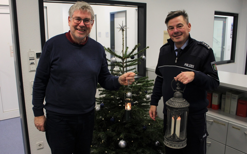 POL-RBK: Rheinisch-Bergischer Kreis - Das traditionelle Friedenslicht wartet in den drei Polizeiwachen des Kreises auf interessierte Bürgerinnen und Bürger - Foto: presseportal.de