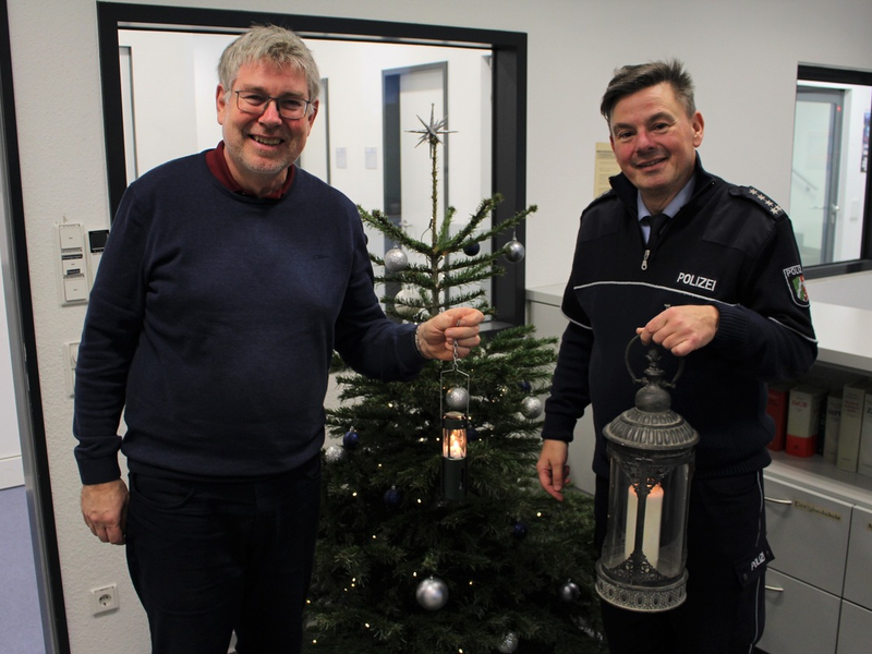 POL-RBK: Rheinisch-Bergischer Kreis - Das traditionelle Friedenslicht wartet in den drei Polizeiwachen des Kreises auf interessierte Bürgerinnen und Bürger - Foto: presseportal.de