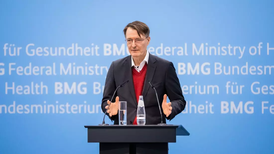 Karl Lauterbach (SPD), Bundesminister für Gesundheit hält lokale Maßnahen für richtig. - Bild: Christoph Soeder/dpa