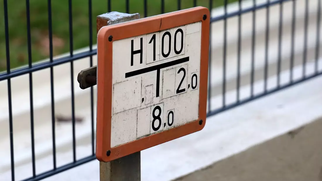 FW Hambühren: Zwei Verletzte bei Gebäudebrand in Oldau / Zugeparkter Hydrant erschwert Löschwasserversorgung - Bild: presseportal.de