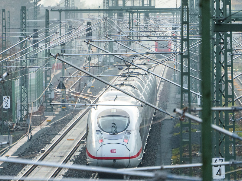 Bundestag macht den Weg für Bahn-Milliarden frei. - Foto: Andreas Arnold/dpa