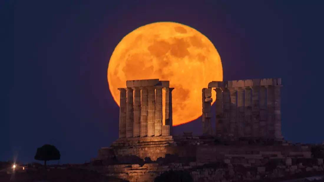 Die Gezeitenwirkung der Erde hat den Mond einst noch einmal kräftig aufgeheizt. (Archivbild) - Bild: Petros Giannakouris/AP/dpa